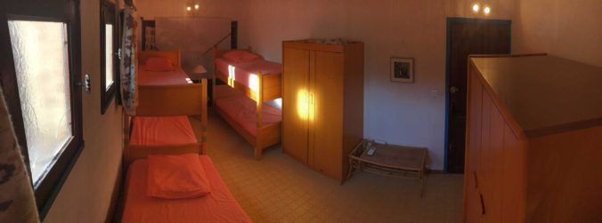 Chambre 4 - Dortoir avec deux armoires de rangement - 2 lits superposés en 90 et lit simple en 90 - Climatisation réversible