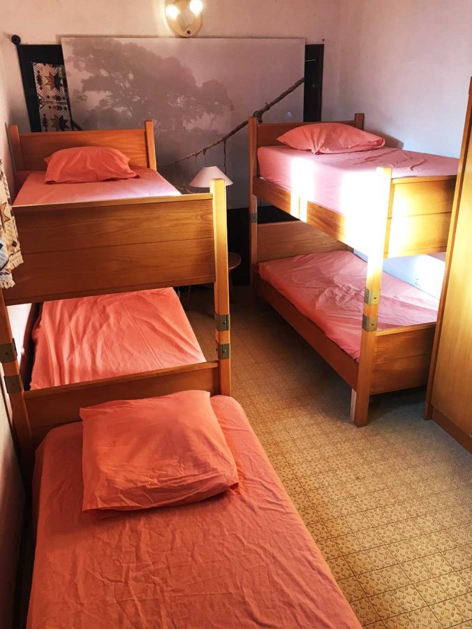 Chambre 4 - Dortoir avec deux armoires de rangement - 2 lits superposés en 90 et lit simple en 90 - Climatisation réversible