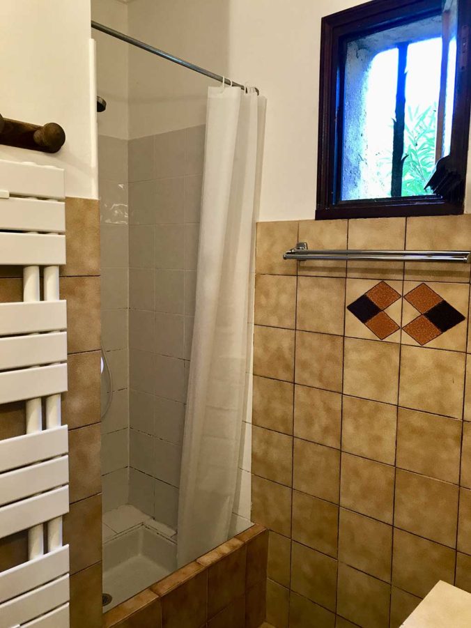 Salle de bain, 2 vasques avec une douche et sèche-serviettes