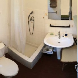 Chambre 5 - Chambre double extérieure avec placards de rangement, salle de bain et WC - Lit double en 160 - Ventilateur de plafond